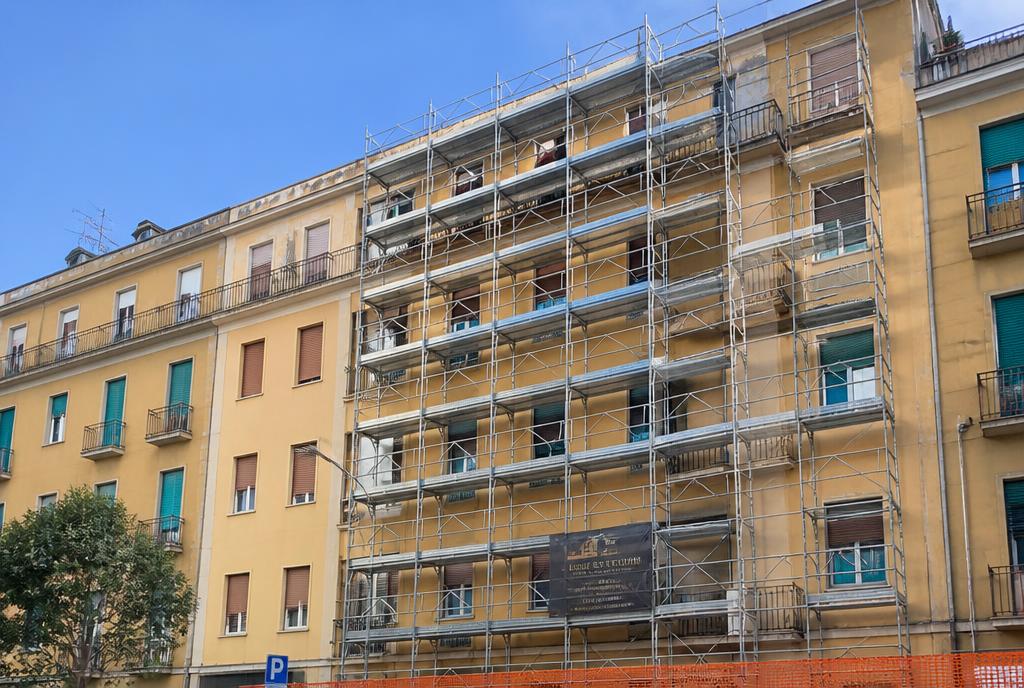 Facciata di edificio residenziale con ponteggio